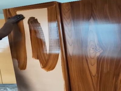 نقاشی طرح چوب با دستان هنرمند نقاش