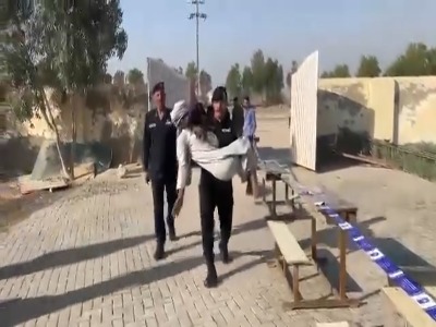 کمک نیروهای امنیتی به افراد مسن برای شرکت در انتخابات پارلمانی