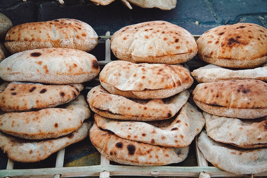 مهارت عجیب نان فروش اهل قاهره