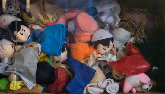 استتار حرفه ای کودک بین عروسک ها