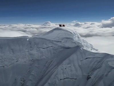 قله باشکوه و هرمی شکل آلپامایو