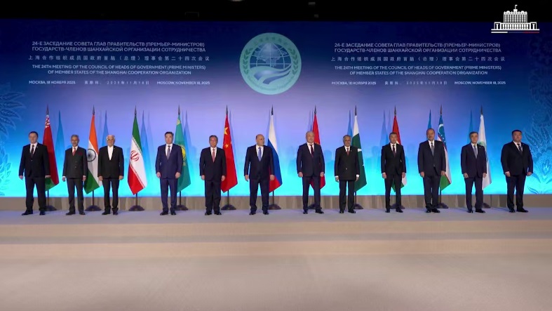 عکس یادگاری رؤسای هیات‌های شرکت‌کننده در نشست شانگهای با حضور عارف