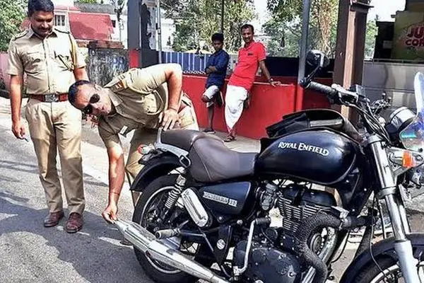 پلیس هند اگزوزهای گو‌ش‌خراش موتورسیکلت‌ها را نابود کرد!