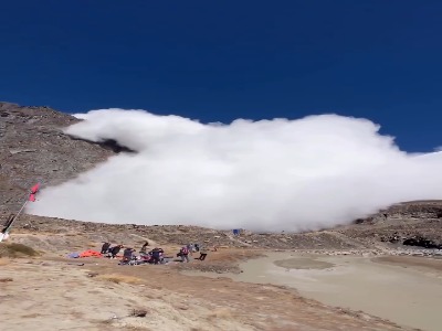 سرازیر شدن بهمن عظیم در نپال به اردوگاه کوهنوردان