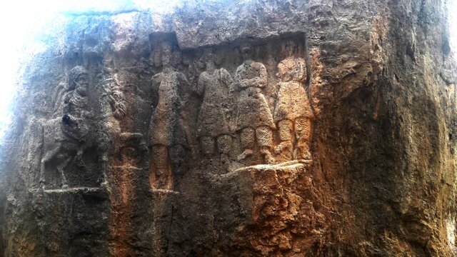 سنگ نگاره ای با شکوه از دوره عیلامیان و اشکانیان