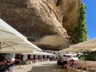 شهری در اسپانیا که زیر صخره ساخته شده است