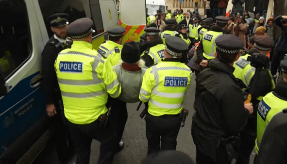 پلیس انگلیس یک عروسک را دستگیر کرد!