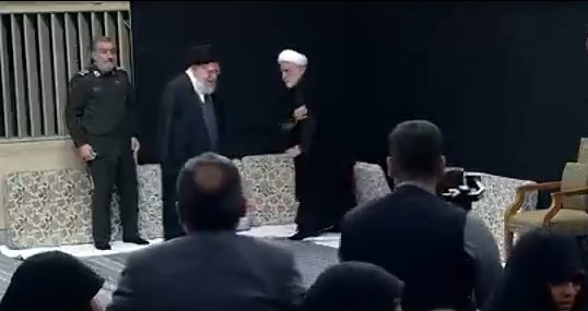 لحظه ورود رهبر انقلاب به دومین شب مراسم عزاداری حضرت زهرا(س) در حسینیه امام خمینی(ره)