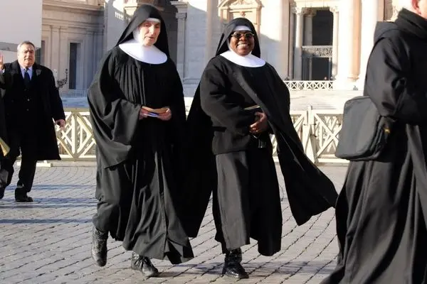 مدیریت ترافیک توسط یک راهبه در رم!