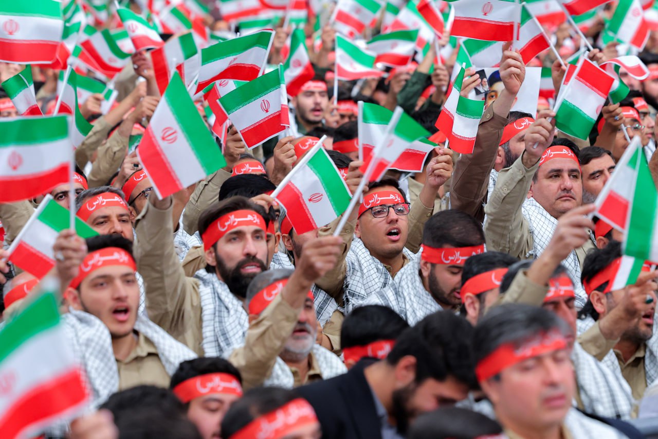 سرودخوانی بسیجیان در حسینیه امام خمینی(ره)