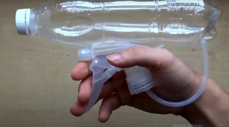 ساخت تفنگ آب پاش برای کودکان به روش ساده