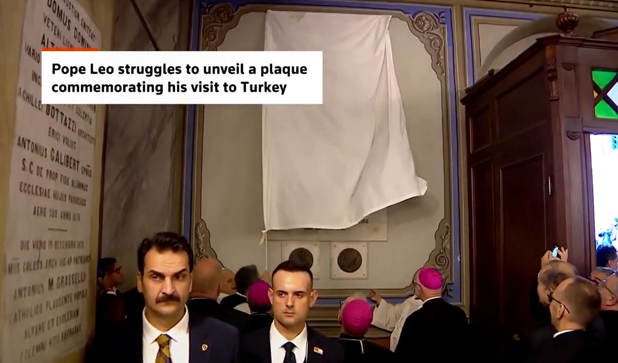 دردسر پاپ برای رونمایی از لوح یادبود در ترکیه