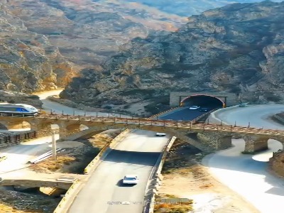 تلاقی جاده و ریل قطار در سوادکوه