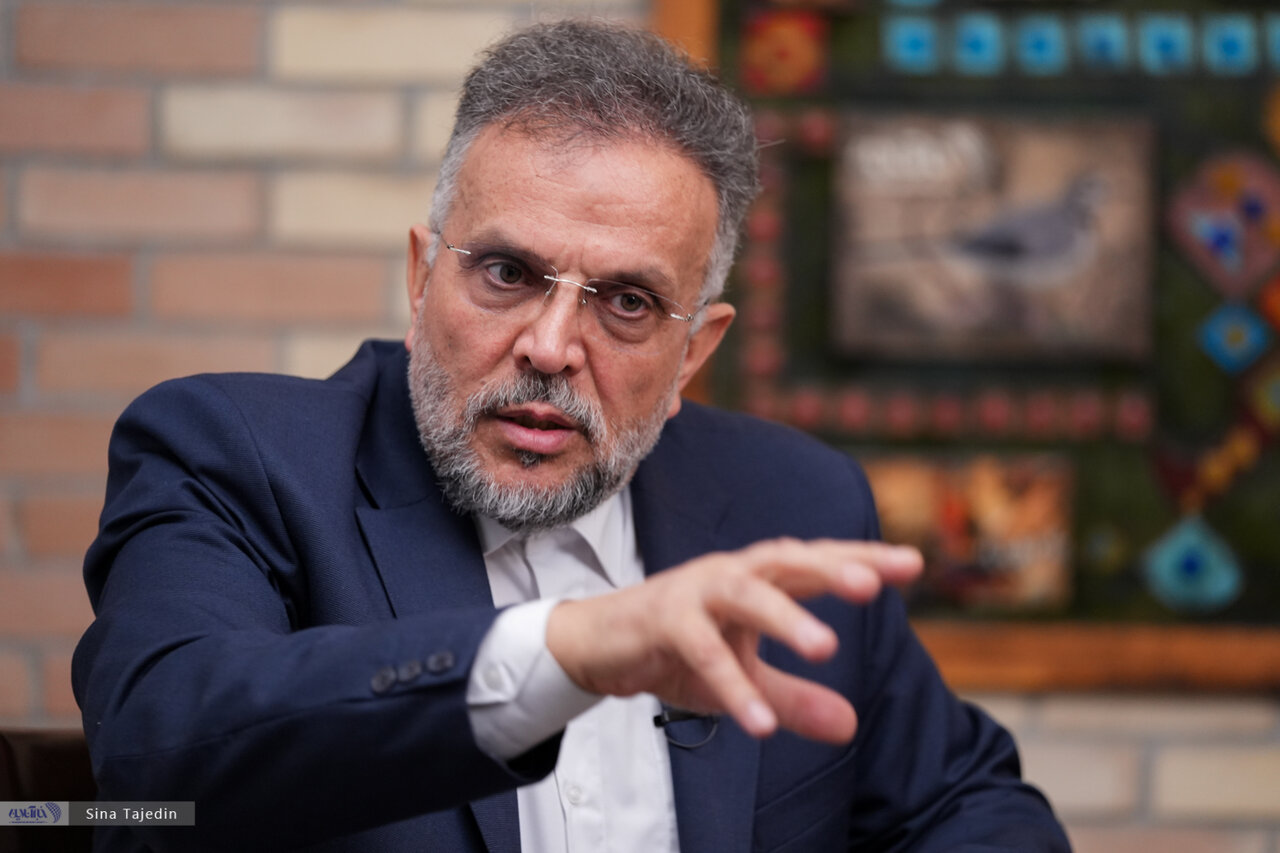 نماینده سابق مجلس: مسئولان نباید از خطوط ویژه، خودروهای اختصاصی و امکانات ویژه خود استفاده کنند