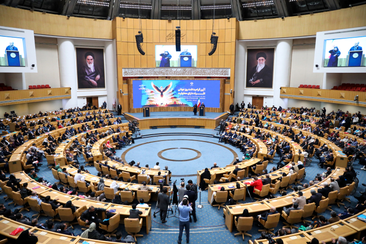 رئیس جمهور: دشمن بداند که با تجهیزات و هواپیما نمی‌تواند خواسته‌های خود را تحمیل کند