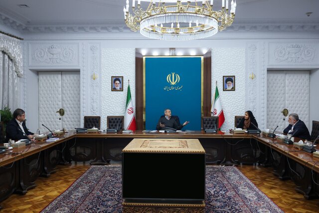 تأکید پزشکیان بر توسعه حمل و نقل ریلی حومه‌ای تهران