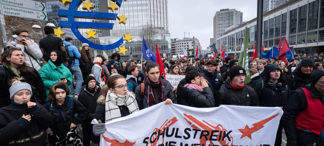 دانش‌آموزان آلمانی به خیابان‌ها ریختند