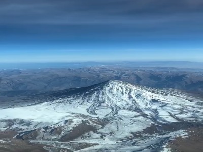 نمای هوایی از دماوند برفی در ۱۶ آذر ۱۴۰۴