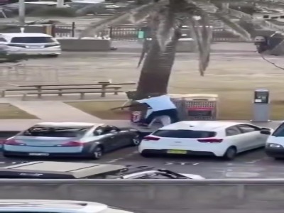 لحظه خلع سلاح یکی از مهاجمین در سیدنی