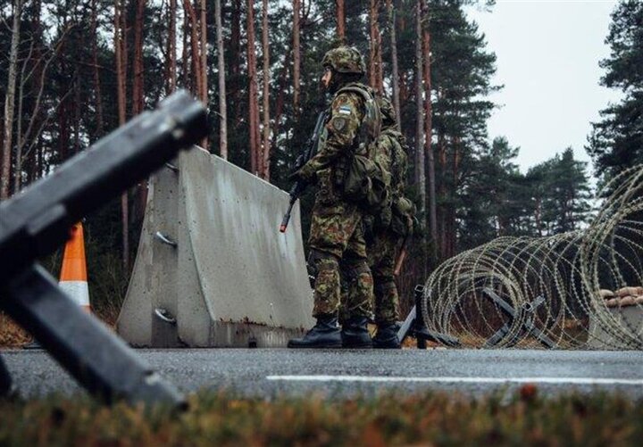 نصب سنگرهای بتنی در مرز استونی با روسیه