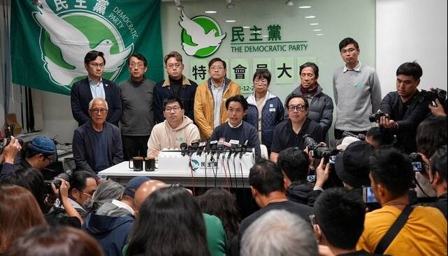 در پی فشار پکن بزرگترین حزب مخالفان در هنگ‌کنگ منحل شد