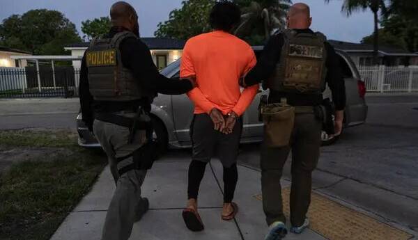 گاردین: ترامپ در حال پاکسازی قومی در آمریکا است