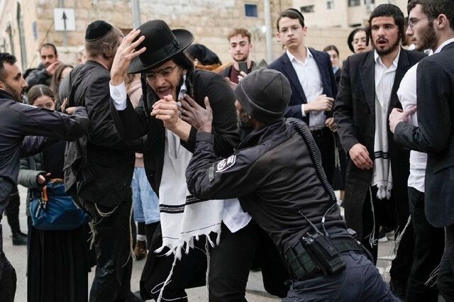 زخمی شدن ۱۰ نیروی پلیس رژیم صهیونیستی در درگیری شدید حریدی‌ها