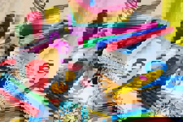 بحران نقدینگی و قیمت‌های لحظه‌ای در صنعت نوشت‌افزار