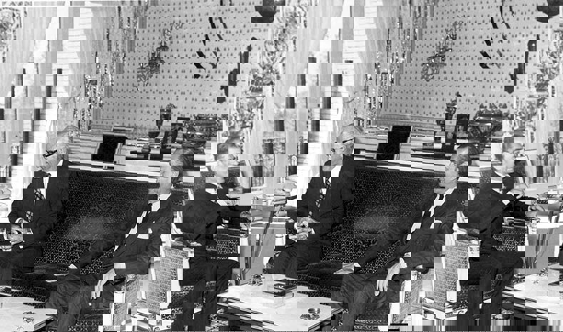 چرا رئیس سیا، مأمور به سفارت آمریکا در ایران شد؟