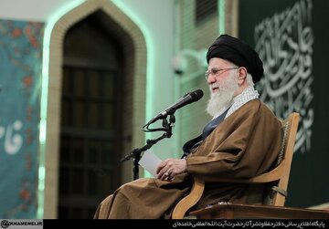 حضور رهبر انقلاب در مناطق زلزله‌زده بم