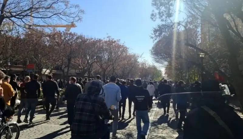 کیهان: انتقاد برخی بازاریان به نوسانات ارز و سوءاستفاده عوامل داخلی دشمن