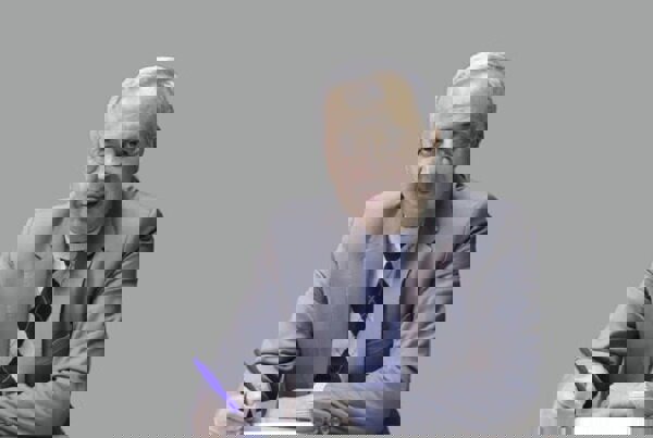 امروز یا نوه‌داری می‌کنم یا در میان هزاران کتاب نخوانده‌ام می‌گردم