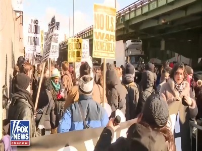 اعتراض آمریکایی ها در مقابل بازداشتگاه مادورو