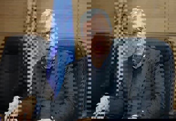 رئیس دانشگاه شهید بهشتی: استاد باید صمیمی باشد، اما با مرز حرفه‌ای