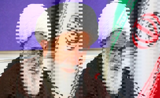 رهبر انقلاب در اوج تهدیدها در مرقد امام(ره) به نماز ایستادند