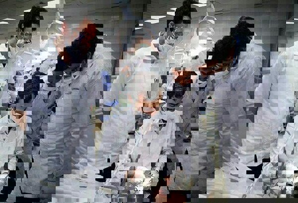 تسهیلات رفاهی دستیاران پزشکی در ۱۴۰۵؛ اقداماتی برای افزایش تاب‌آوری