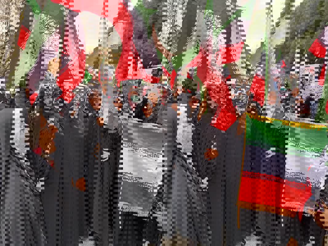 دانشگاهیان الزهرا (س) در حمایت از پرچم جمهوری اسلامی تجمع کردند