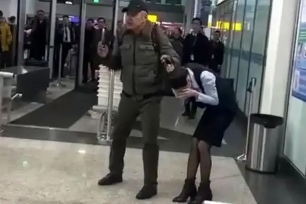 گروگان‌گیری در فرودگاه با فداکاری یک شهروند پایان یافت