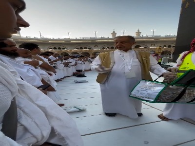 توزیع افطاری در مسجد الحرام در کنار کعبه