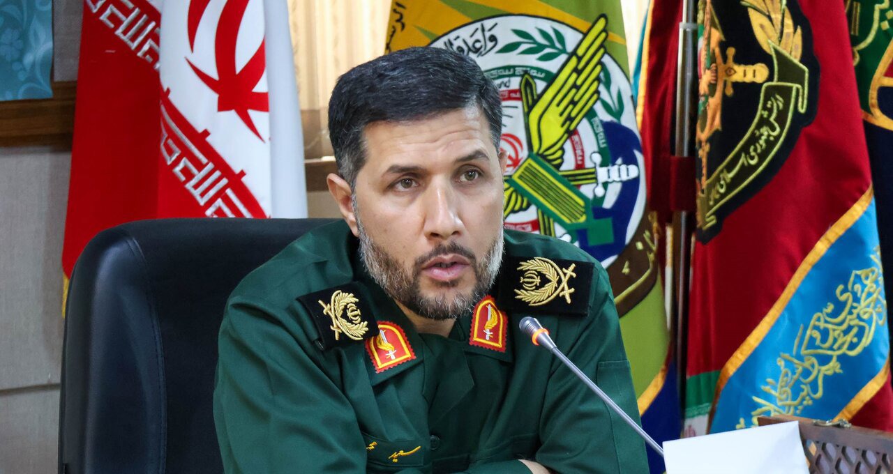 شهیدان، شمع محفل بشریت هستند