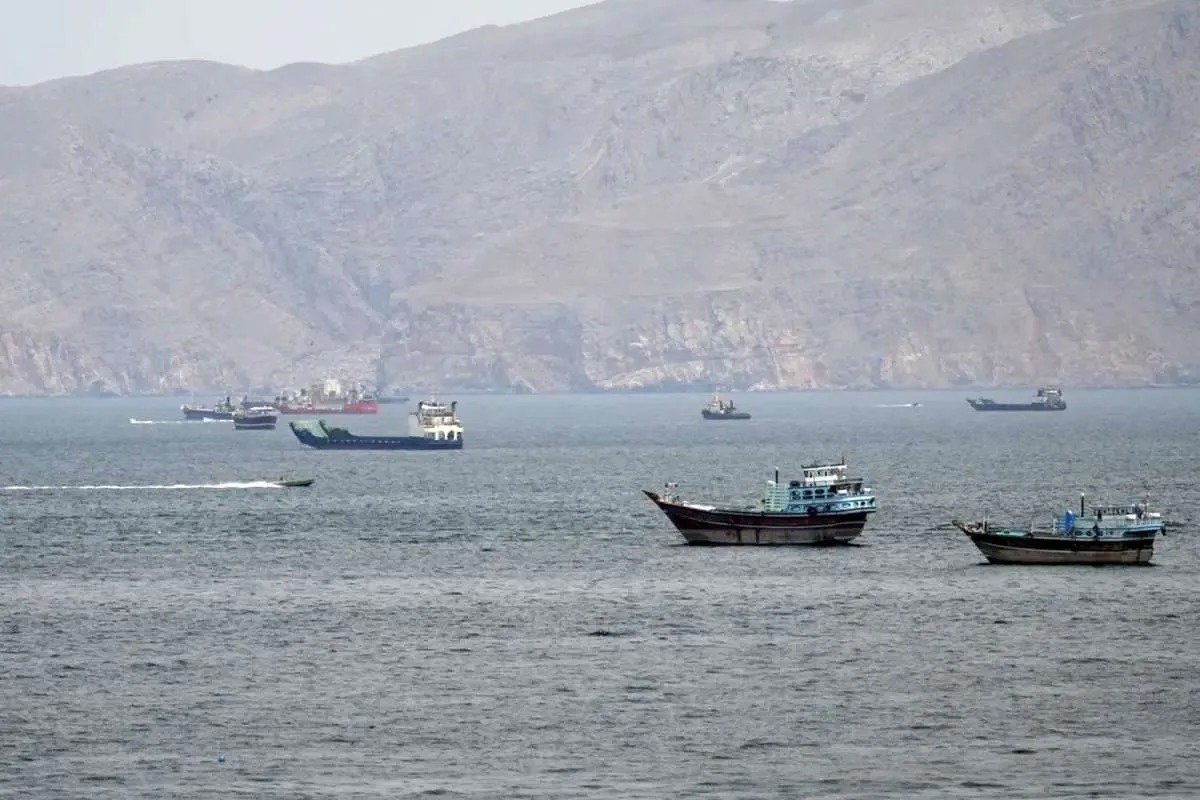 صداوسیما: با هشدار سپاه به شناورهای متخلف، تقاضای کشتی‌ها برای تردد در تنگه هرمز افزایش یافت