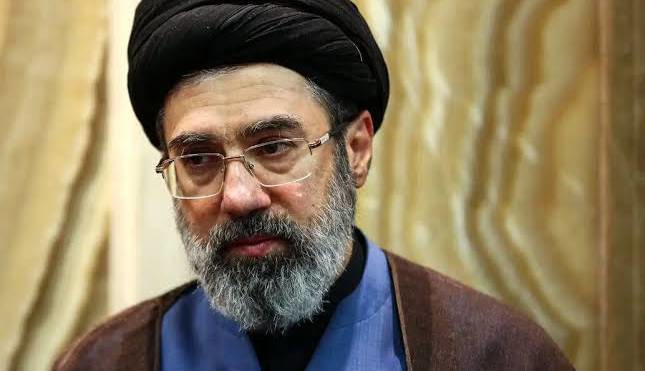 تصویر کمتر دیده‌شده از حضور رهبر انقلاب در نماز جمعه نصر