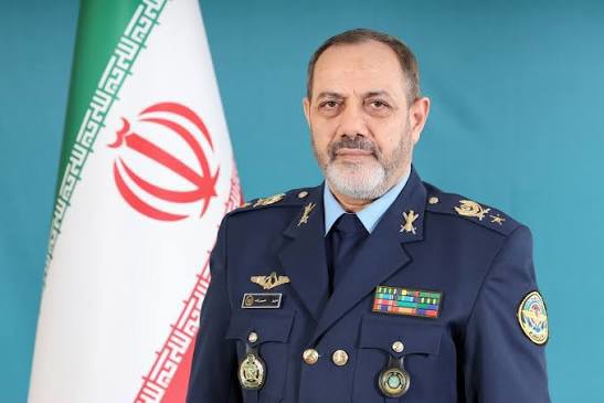 ادای احترام مشاور رهبر انقلاب همراه با معاون هماهنگ کننده وزارت دفاع از خانواده شهید امیرسرلشکر عزیز نصیرزاده