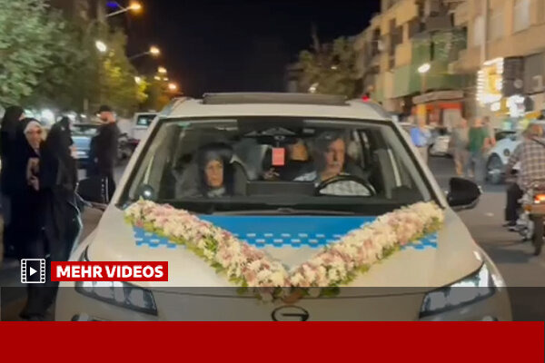 حضور کاروان عروسی در تجمع مردمی میدان انقلاب