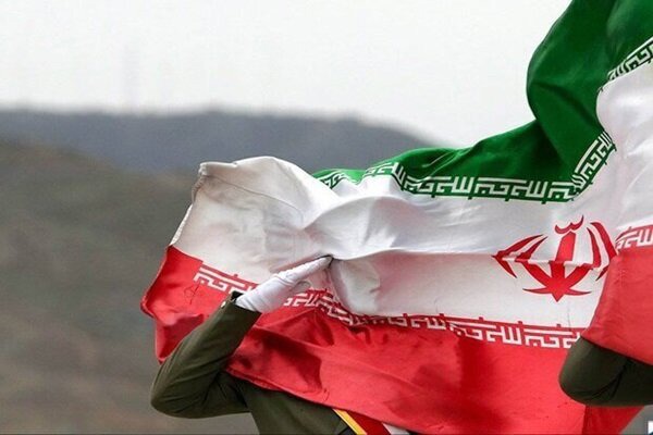 پرچم جمهوری اسلامی ایران در دانشگاه‌های کشور به اهتزاز درآمد