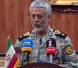 کنایه امیر سیاری به صدام و دیگر دشمنان ایران: هر بیشه گمان مبر که خالی است