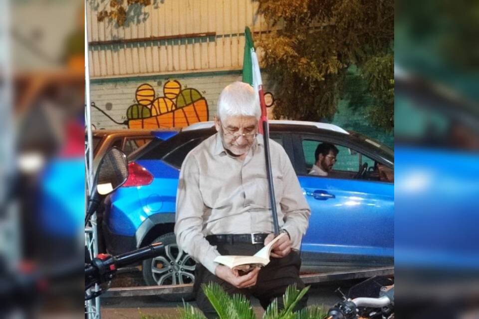 مردی که وسط خیابان کتاب می‌خواند