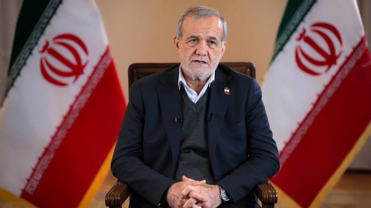 کیهان: آقای پزشکیان! مراقب «زاویه‌دارها» باشید، نسخه‌های خطرناک می‌پیچند