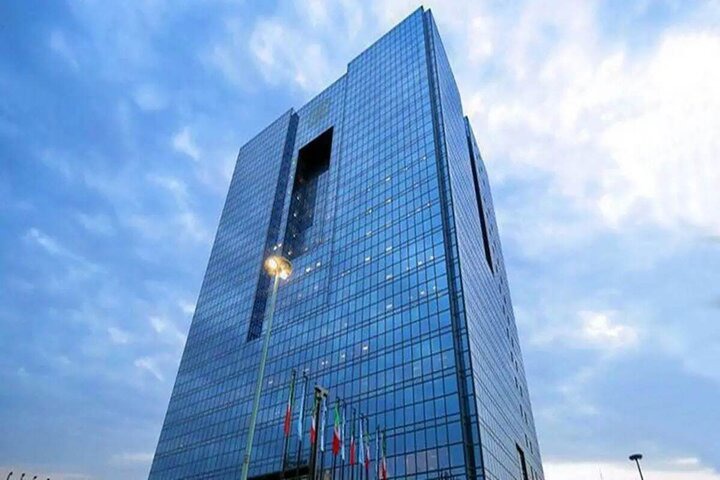 پاسخ بانک مرکزی به ابهامات فروش ۱۰ هزار دلار به هر نفر؛ از اتهام گران‌فروشی ارز تا جبران کسری بودجه
