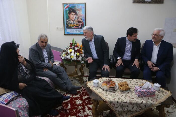 دیدار وزیر ارشاد با خانواده شهید احمد گریوانی